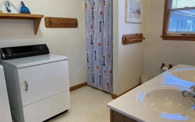 Hatteras Hideaway 3 Bedroom Cottage by RedAwning