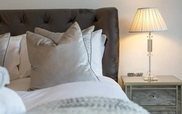 Luxury 4-bedroom Townhouse in Prestigious West End