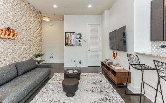 Modern Loft Near West End!