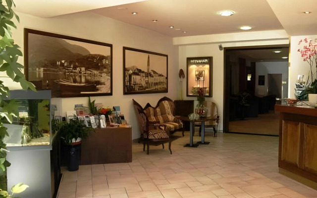 Ascona Lodge, Pool & Garden Retreat