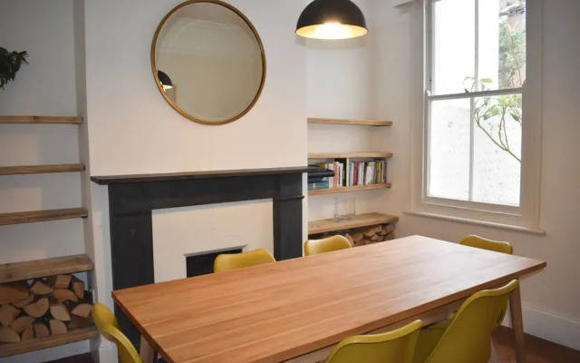 Stylish and Spacious 4 Bedroom Queen's Park House
