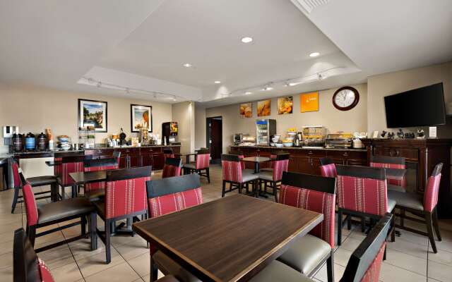 Comfort Inn & Suites Airport