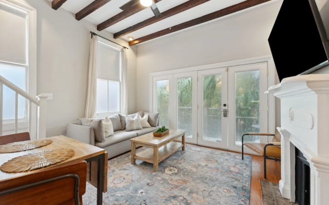 Beautiful Renovated Apartment Near King Street