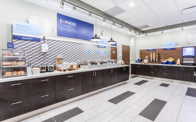 Holiday Inn Express & Suites Springfield North by IHG