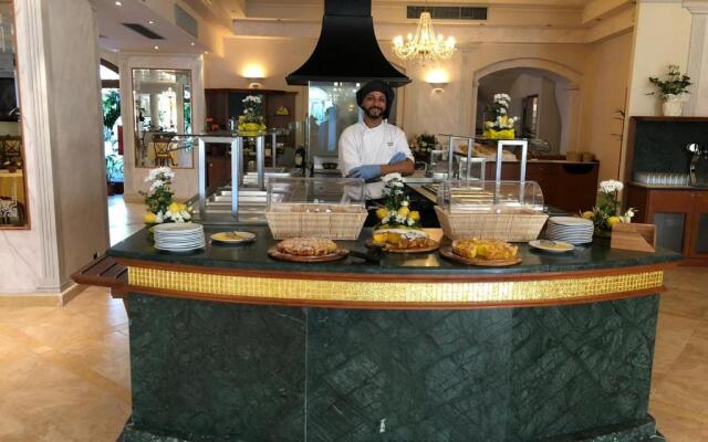 Hotel Regina Del Garda Suite