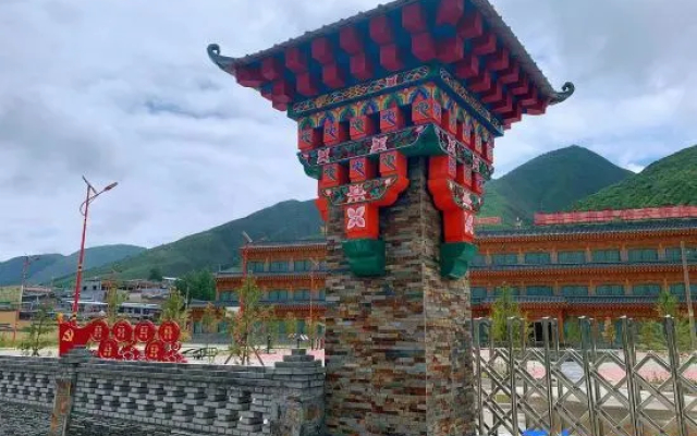 Tangge Yangqu Folklore Hotel