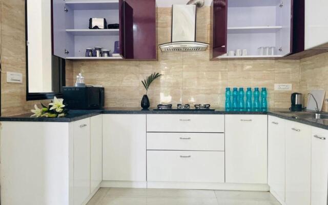 Bluo 3Bhk - Dlf Galleria - Bathtub, Balcony