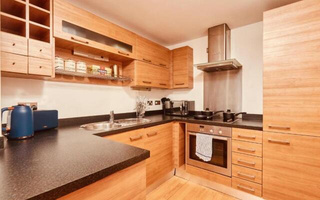 Deluxe City Apt, River Canal View& Free Parking!
