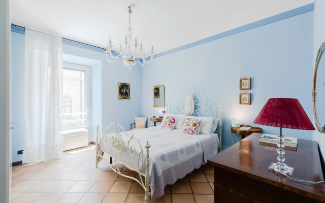 Classic apartment near the Colosseum