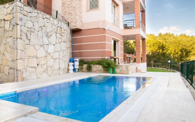 Gorgeous Separate Villa With Pool in Kusadasi