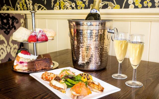 The Lounge Hotel and Bar