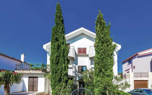 Three-Bedroom Apartment Jadranovo with an Outdoor Swimming Pool 08