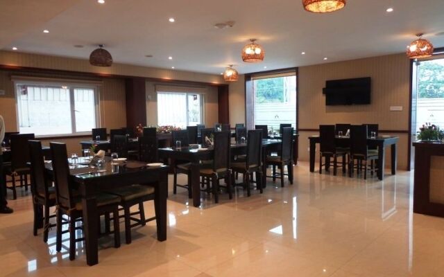 Hotel Ashwa Park