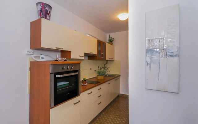 2 bedroom apartment/parking/market