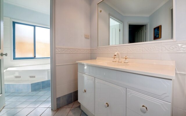 Tah Villa, 1/68 Marine Drive