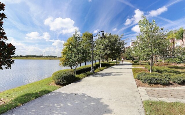 New Vista Cay Lyrica Near Pool Minutes to All Parks and Convention Center