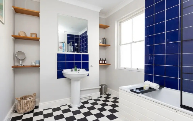 Characterful City Maisonette for 4