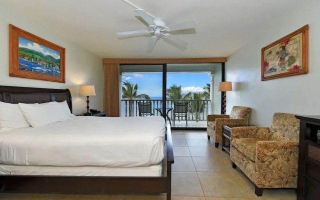 Lahaina Shores #425 Studio Bedroom Condo by RedAwning