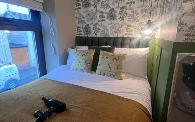 Monthly Stay 3 bed Bike Store Contractors