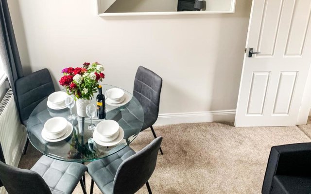 Cedar House - Free Parking - York Holiday Home - Sleeps 12 With Sister Property