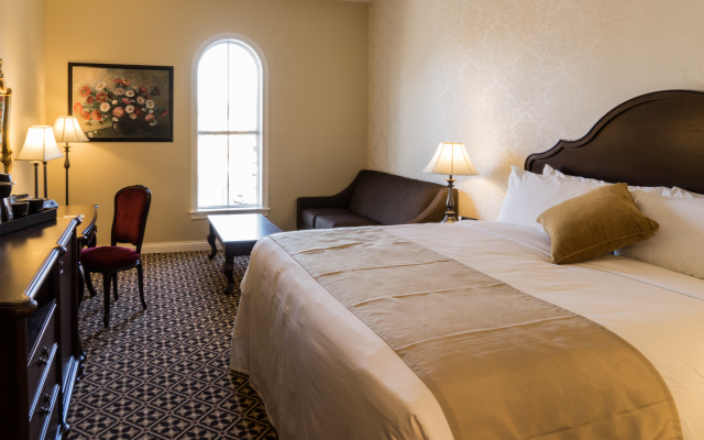 The Mount Vernon Grand Hotel