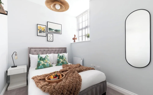 Elliot Oliver - Stylish 2 Bedroom Town Centre Apartment