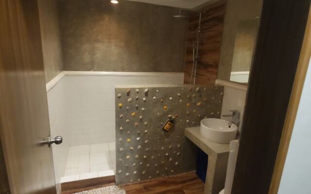 Outpost Hostel - Coron