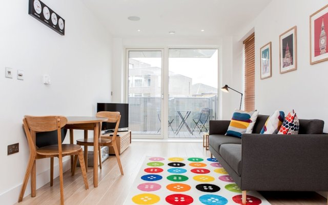 Colourful Modern Brixton 2 Bed with Balcony