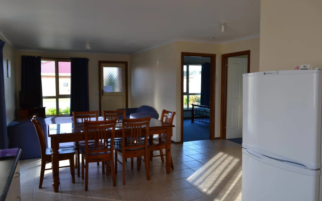 All Inn Strahan – Guest Rooms – Strahan