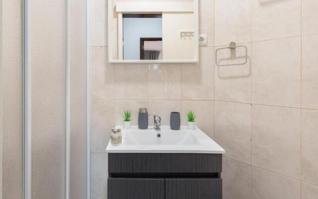 Deluxe Bright Flat with Netflix by Host Wise