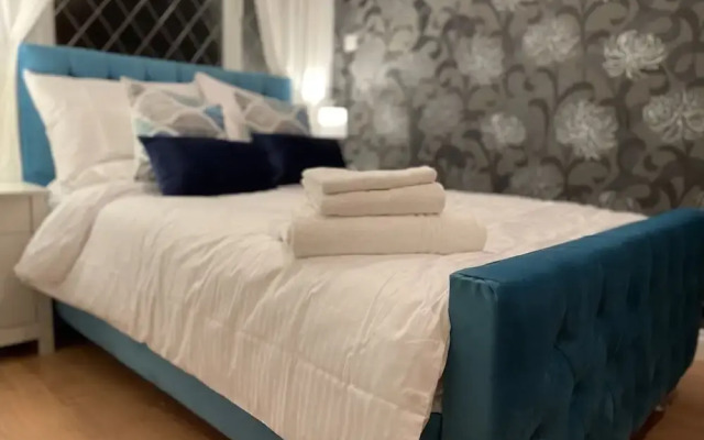 Beautiful 4 Bed Home With Free Parking