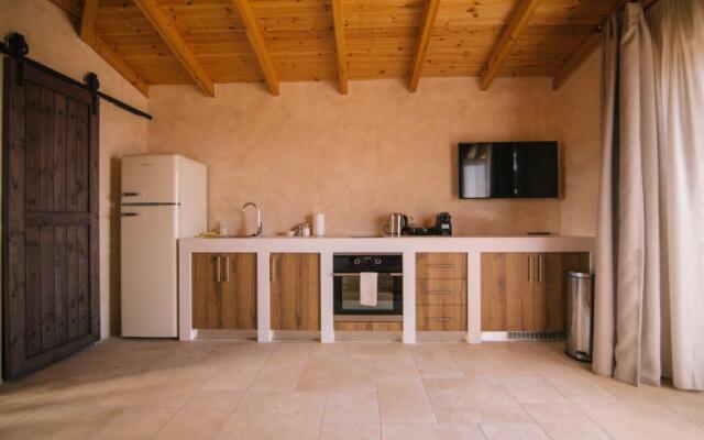 Mani Luxury Suites and Studios in Gytheio with Private Pools