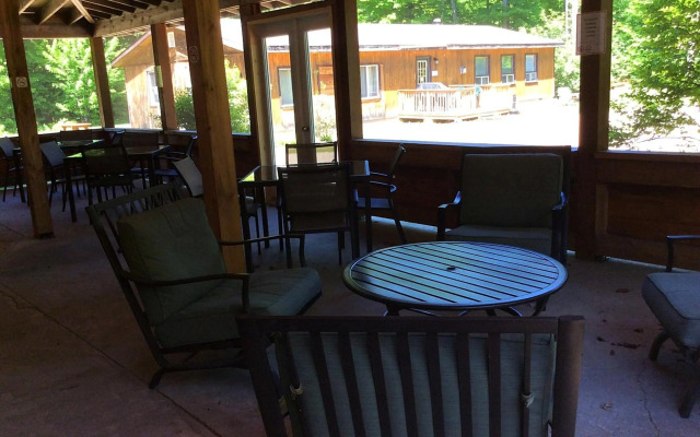 Madawaska Lodge-Cottage