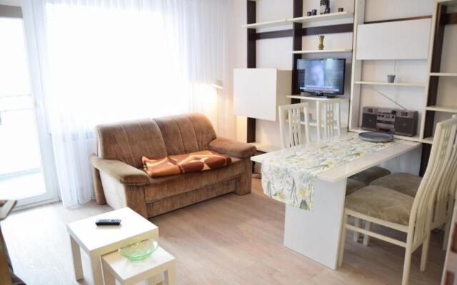 Einfaches 2-Zimmer-Appartement mit Balkon.