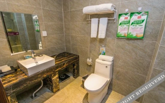 Suining Fanglin Jincheng Hotel