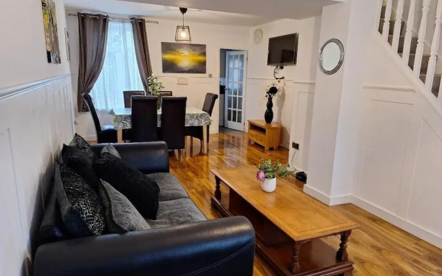 Fantastic Large Room with  free parking