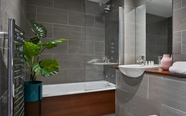 Reading Central Serviced Apartment by Viridian Apartments