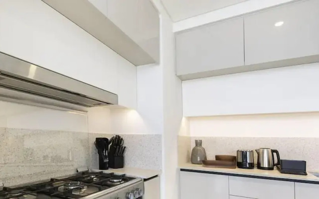 LUX The Marina Vista Beachfront Suite 3
