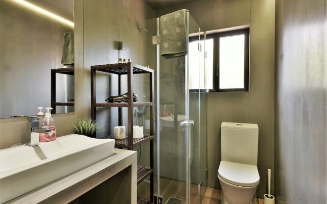 Aroeira Pool House by Lisbon-Coast