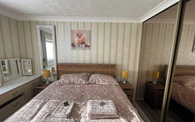 Charming Basildon House With 3 Bedroom Near Town