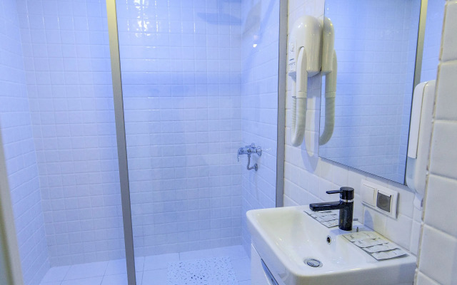 Alex Hotel on Rybatskaya