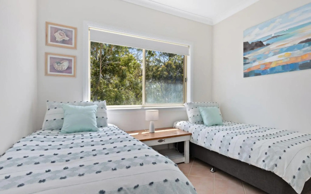 The Lighthouse a Luxury Five Bedroom Home with Stunning Views of Jervis Bay – Guest Rooms – Vincentia