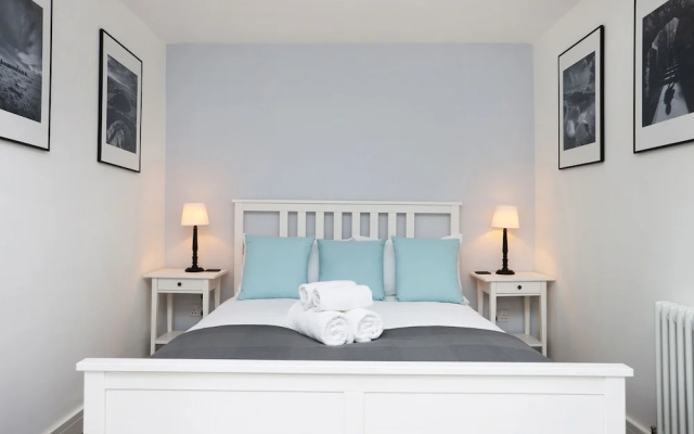 JOIVY Contemporary Royal Mile Apartment W/Balcony