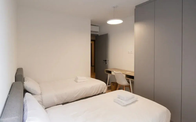 LIV - Luminous Spacious Apartment in Pagrati