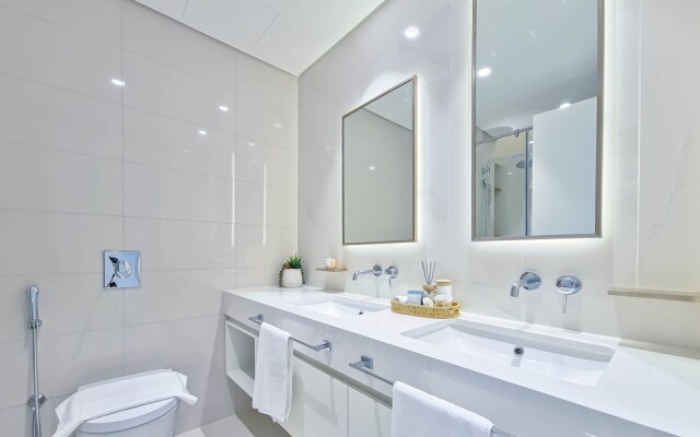 Stylish 2BR in Emaar Beach Front w/ Private Beach