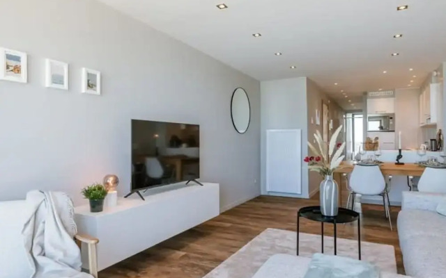 Cosy Apartment With Frontal Seaview