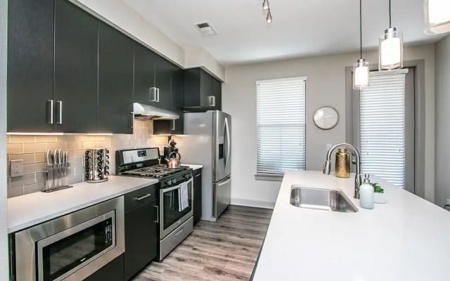 Rooftop Pool, Views, Close to Shops & Dining 1131