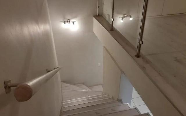 Mount Royal 09 - Large 1 bed with balcony