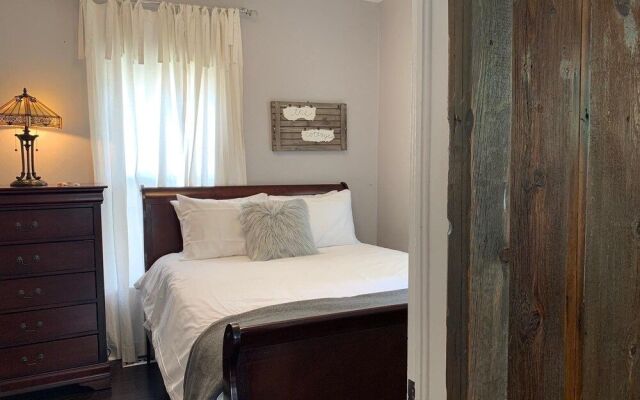 The Cottage! Chic Bungalow near Old Town Square!