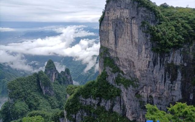 Home Inn (Zhangjiajie Tianmen Mountain Scenic Area Cableway Station)